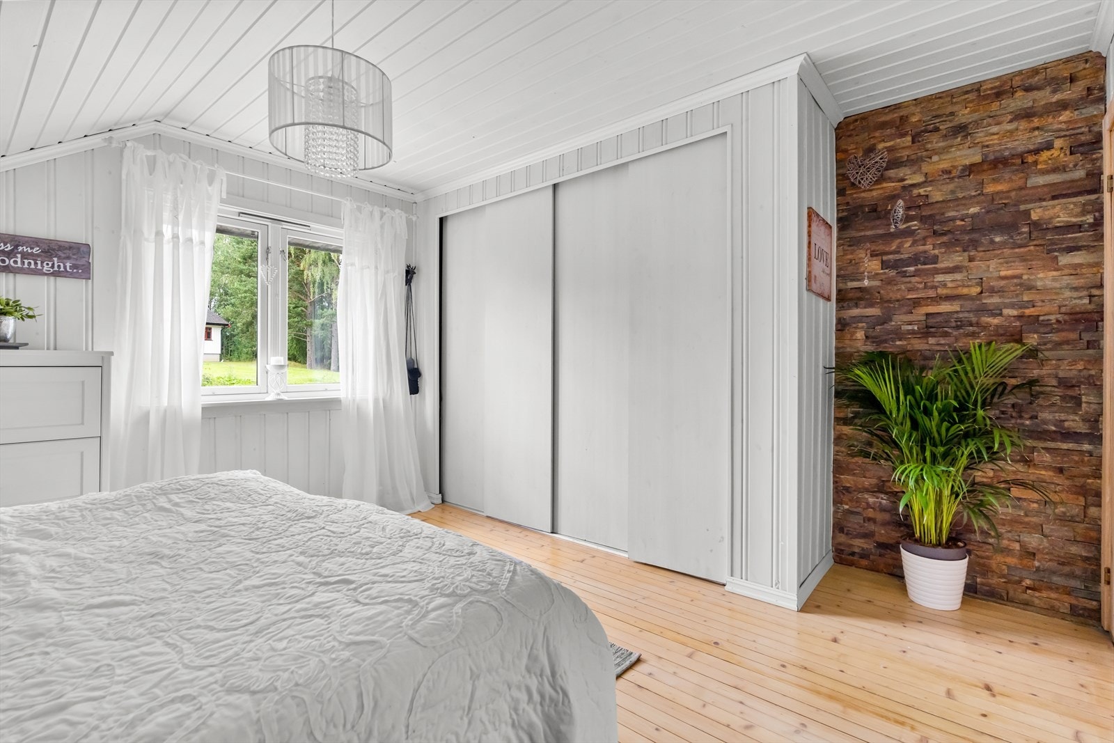 I det største soverommet er det montert skyvedørsgarderobe. Galleribilde
