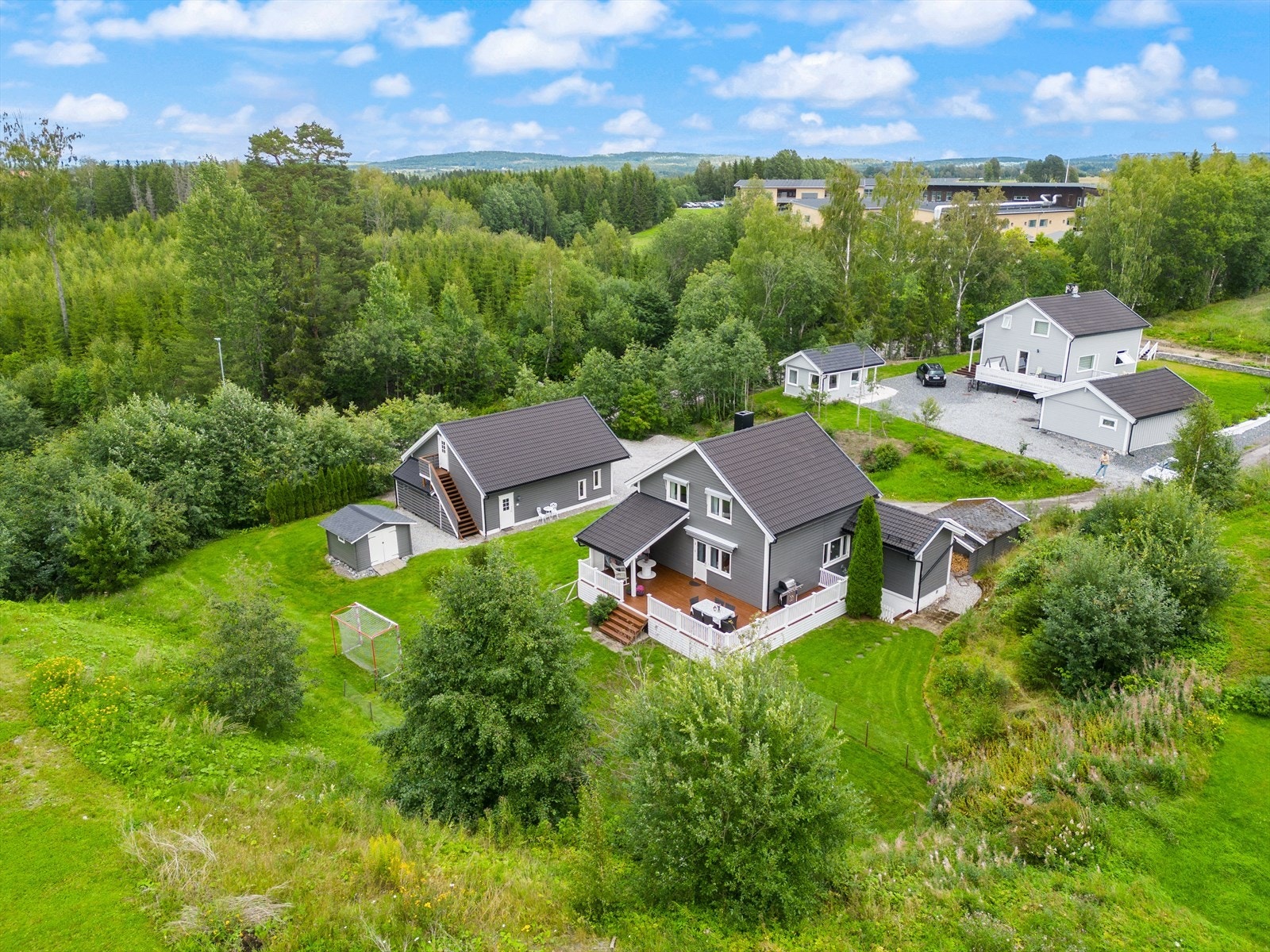 Dette er en innholdsrik enebolig over tre plan med idyllisk og landlig beliggenhet. Galleribilde