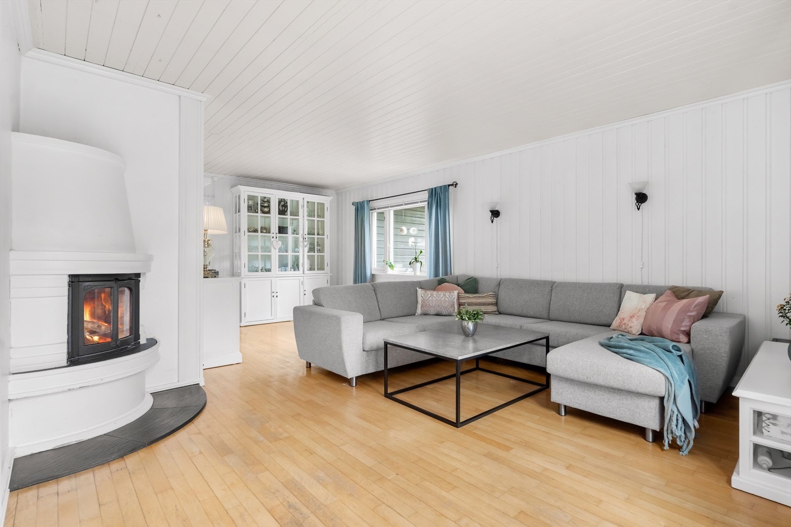 I stuen er det tilkoblet en peis som sikrer ekstra varme i vinterhalvåret. Galleribilde