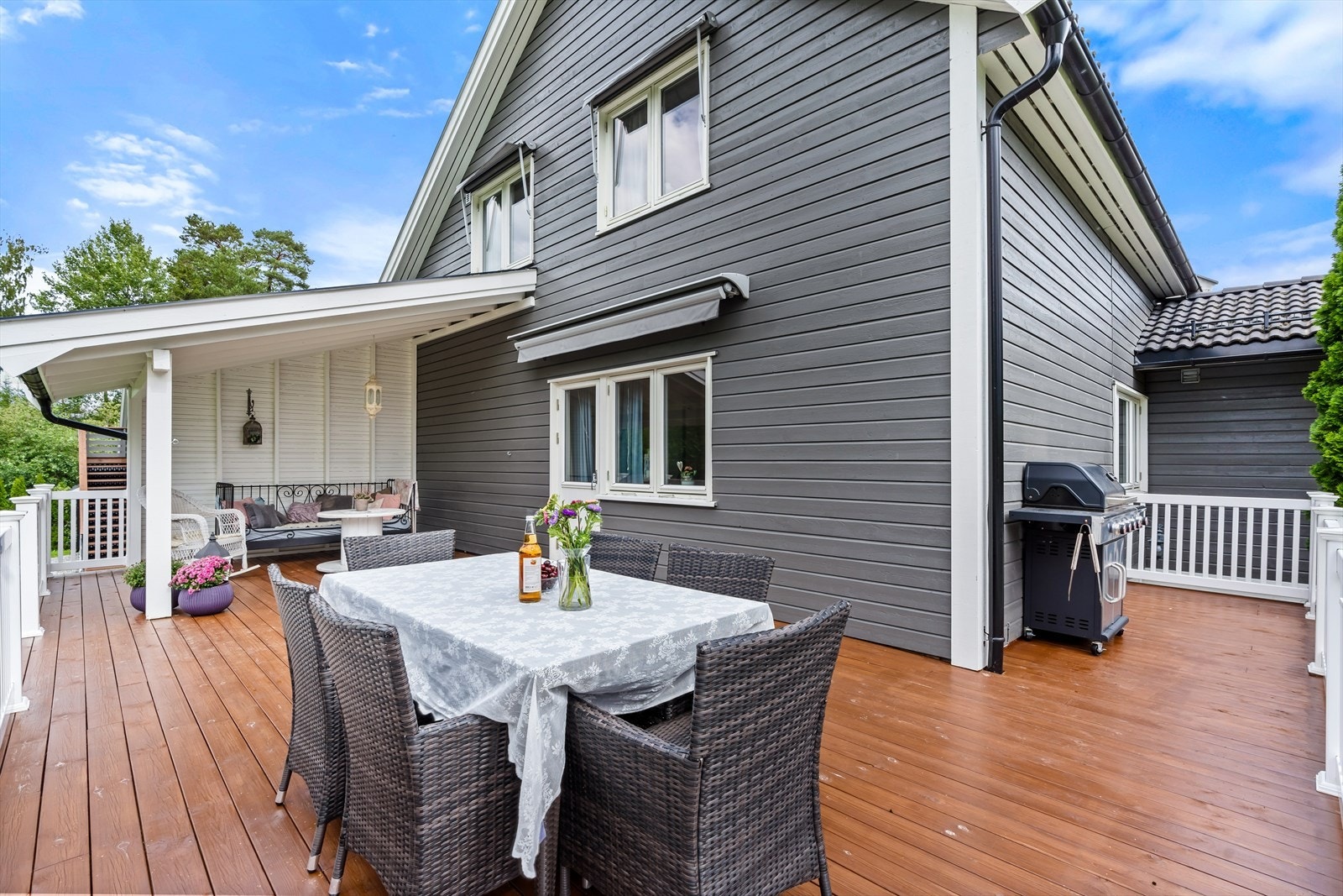 Videre er det utgang til en stor terrasse på 42 m². Galleribilde