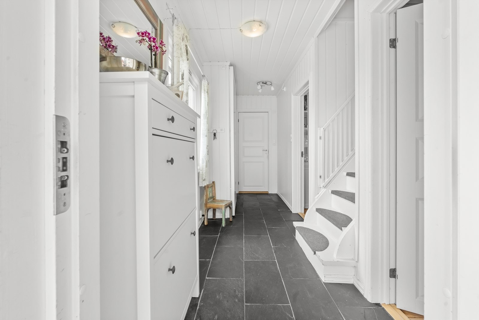 I entréen er det plass til å henge fra seg yttertøy og sette fra seg sko. Det er varmekabler i gulvet. Galleribilde