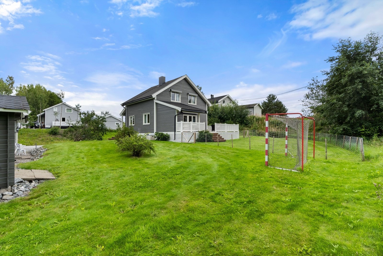 Eiendommens tomt er på tot. 1635.6 m². Galleribilde