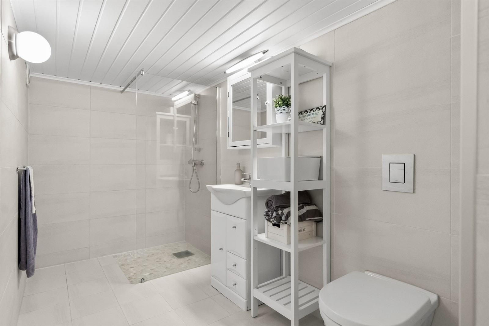 Badet i kjelleretasjen fra 2015. Rommet har flislagte overflater med varmekabler i gulvet. Galleribilde