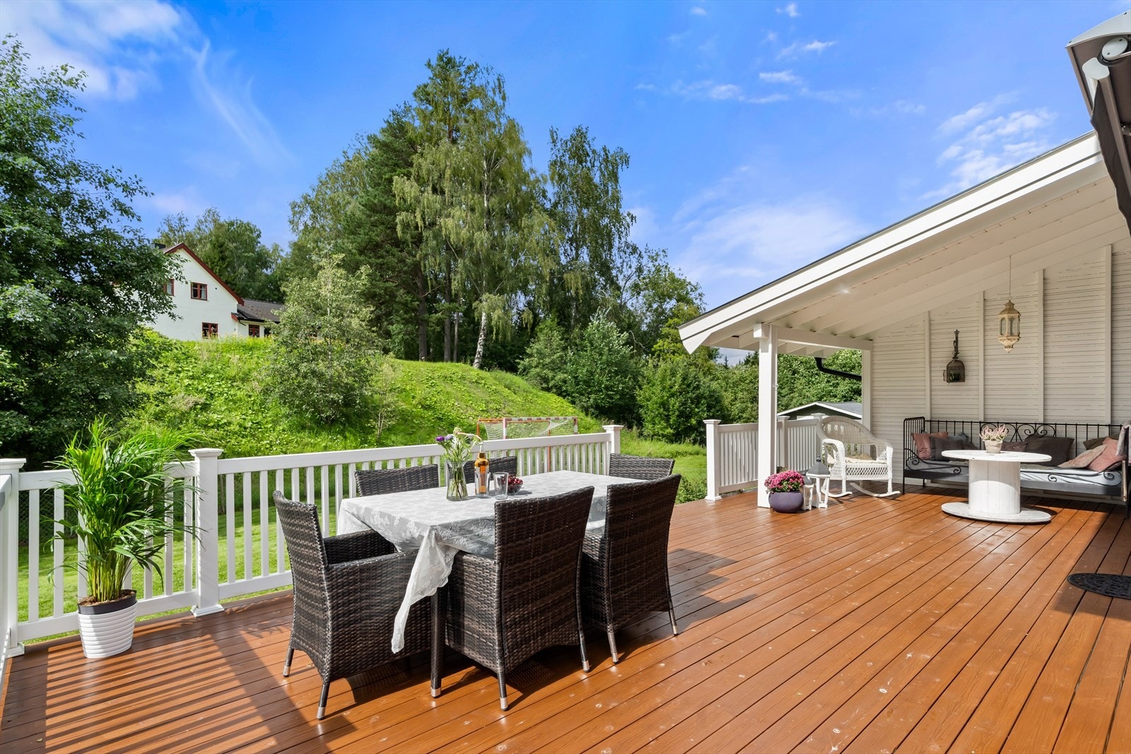 Fra terrassen er det videre utgang til hagen. Galleribilde