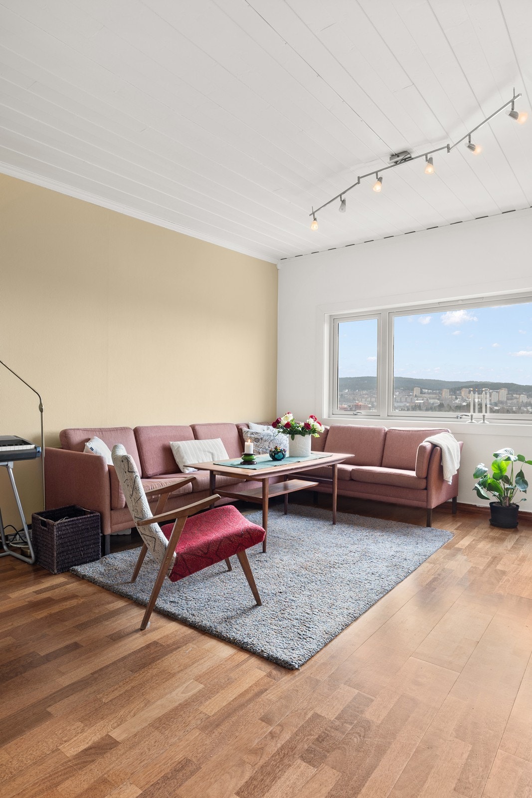 - Stuens størrelse gir plass til flere møbleringsmuligheter med b.la. sofagruppe, bord, TV-benk, skrivebord og spisebord - Galleribilde