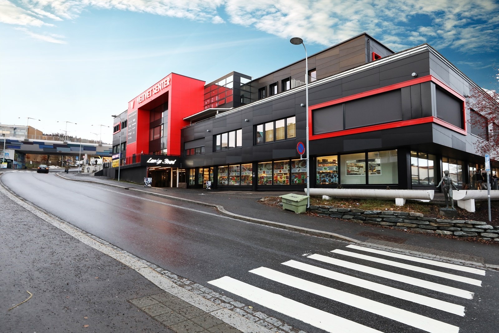 - Leiligheten ligger i et populært og barnevennlig boligområde på Veitvet med kort vei til skoler, barnehager, offentlig kommunikasjon. Dagligvarehandelen kan gjøres ved Kiwi og Rema 1000 som ligger på Veitvet senter (1 min unna) - Galleribilde