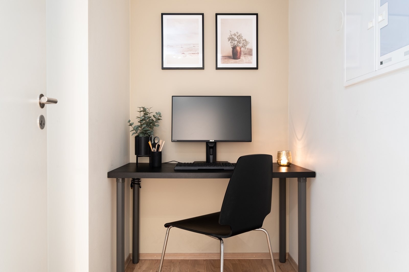 Leiligheten innehar en innvendig bod som dagens eiere benytter som kontorrom. Boden er på 3m². I tillegg medfølger det en ekstern bod i kjeller på 5m² for ekstra oppbevaring. Galleribilde