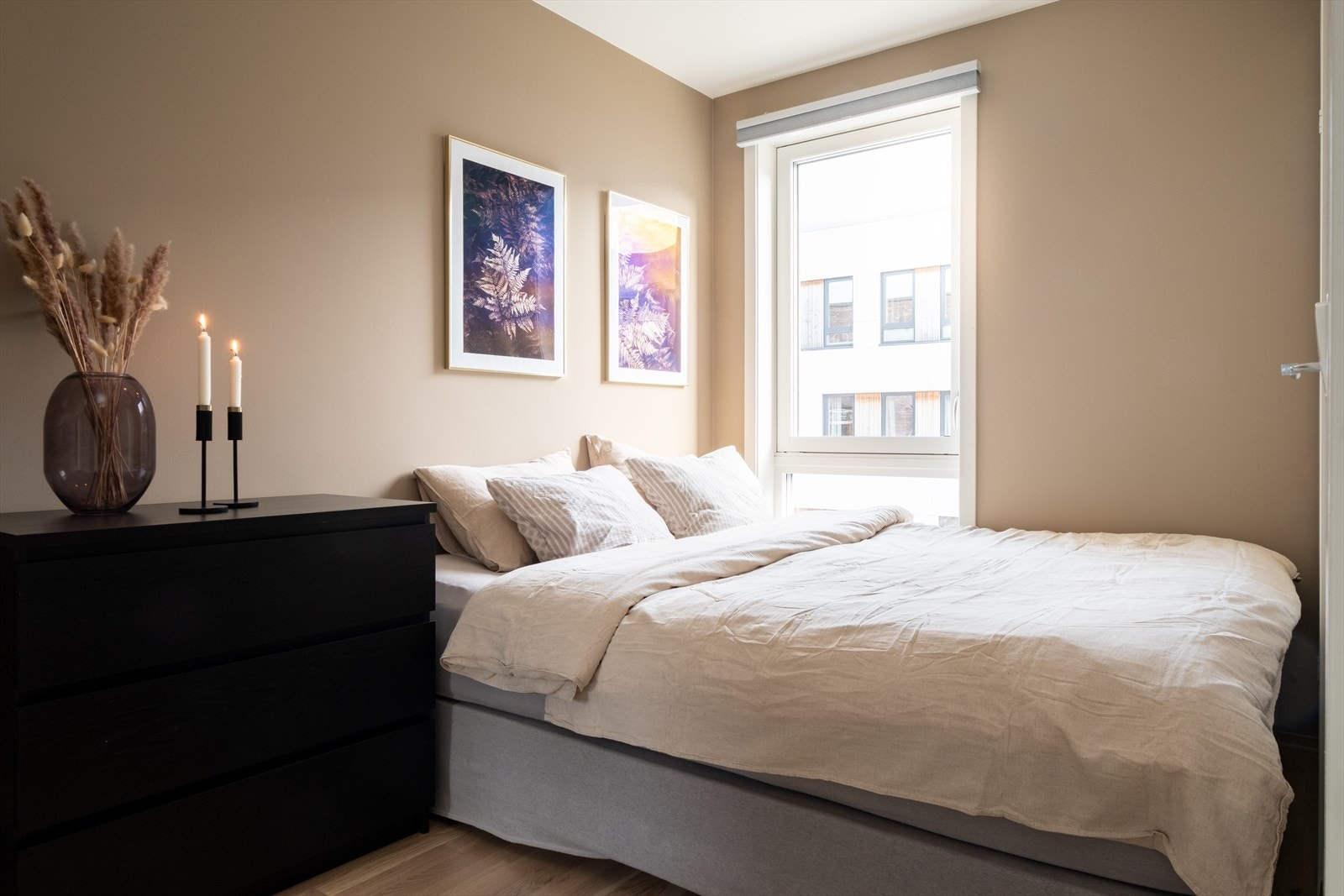 Soverommet er av god størrelse, og strekker seg over 9m². Rommet har per d.d. to inngangsdører, hvor den ene enkelt kan kles igjen dersom man ønsker det. Galleribilde