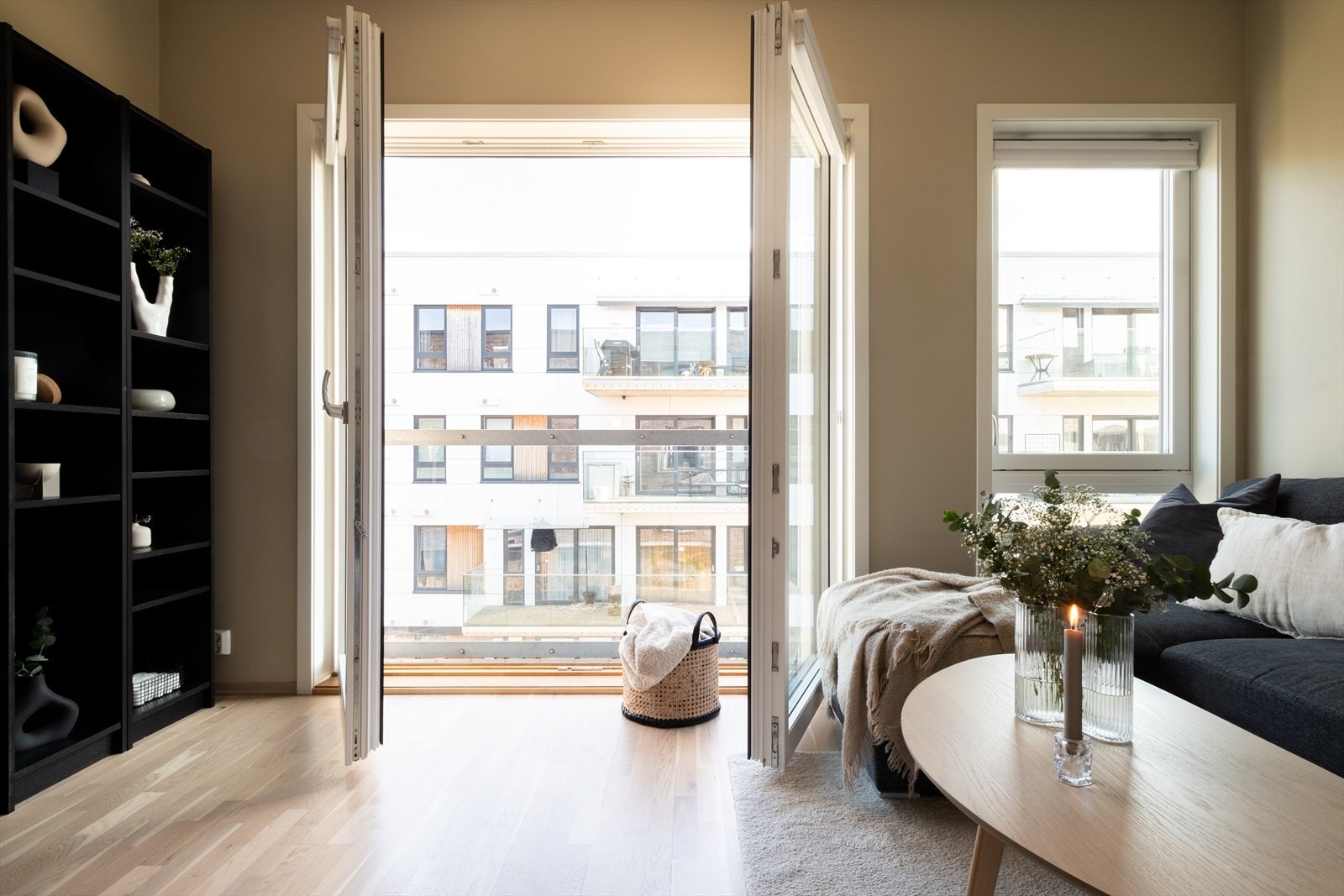 Leiligheten har en god beliggenhet i byggets 3. etasje, og byr på en fransk balkong som kan nytes på sommers tid. De rause vindusflatene beriker leiligheten med naturlig lysinnslipp. Galleribilde