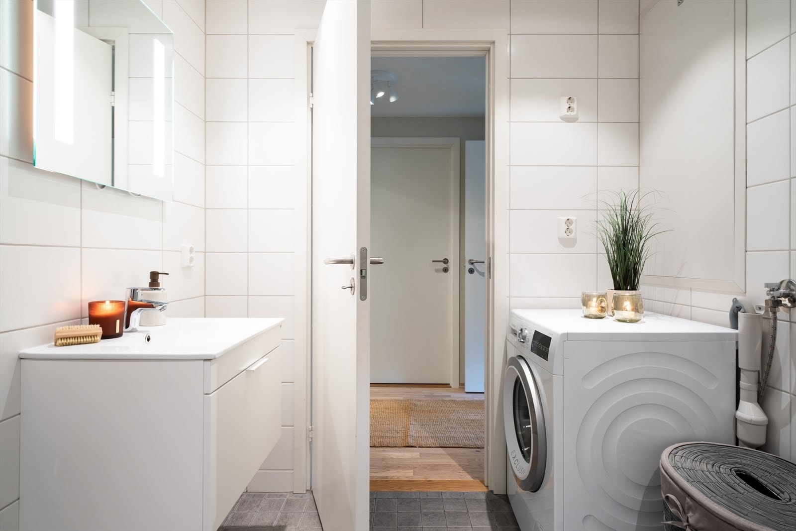 Blant kvalitetene finner man vegghengt toalett og baderomsinnredning, opplegg for vaskemaskin og innfellbare dusjdører. Galleribilde