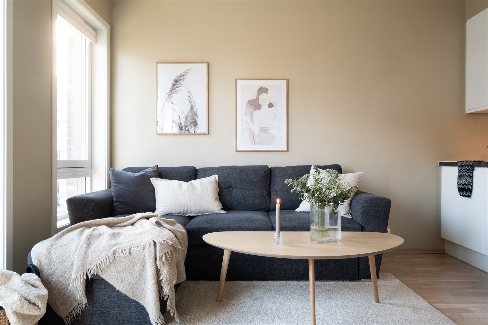 Her får du en åpen stue- og kjøkkenløsning som strekker seg over 16m². Det er balansert ventilasjon og fjernvarme i leiligheten, noe som gir et behagelig inneklima. Galleribilde