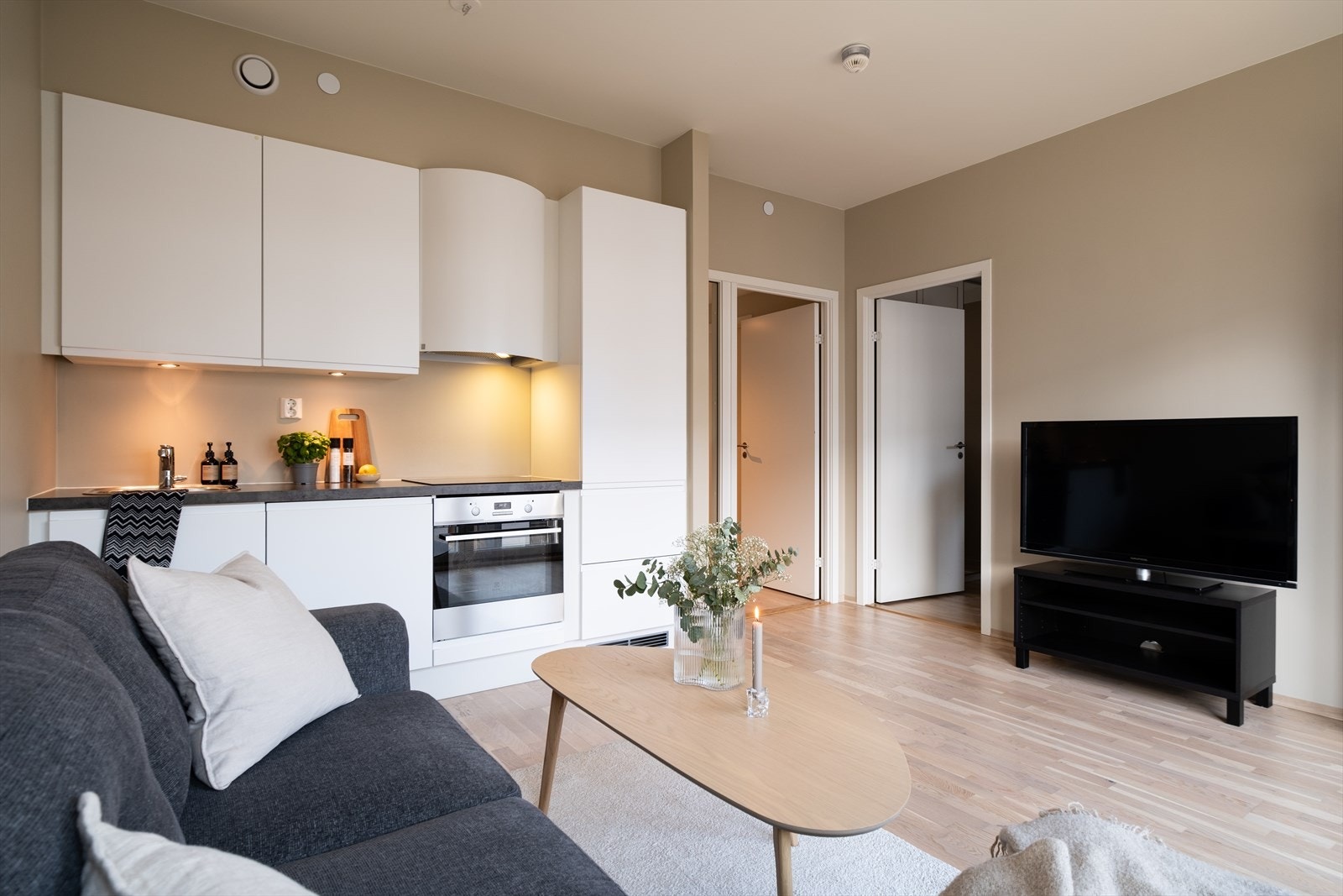 Leiligheten i sin helhet er oppmalt i svært delikate og tidsriktige farger, med fargen Observe fra Jotun i stuerommet. Galleribilde