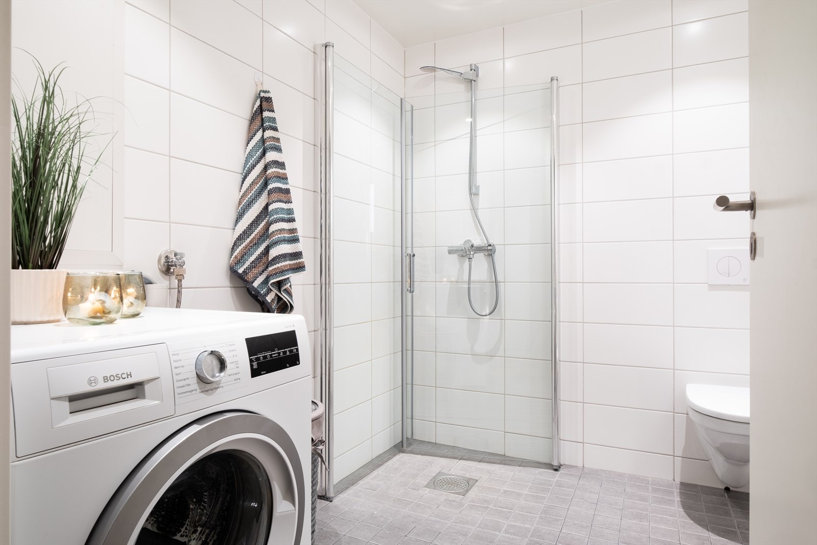 Baderommet strekker seg over 4,5m², og byr på behagelig gulvvarme som varmekilde. Galleribilde