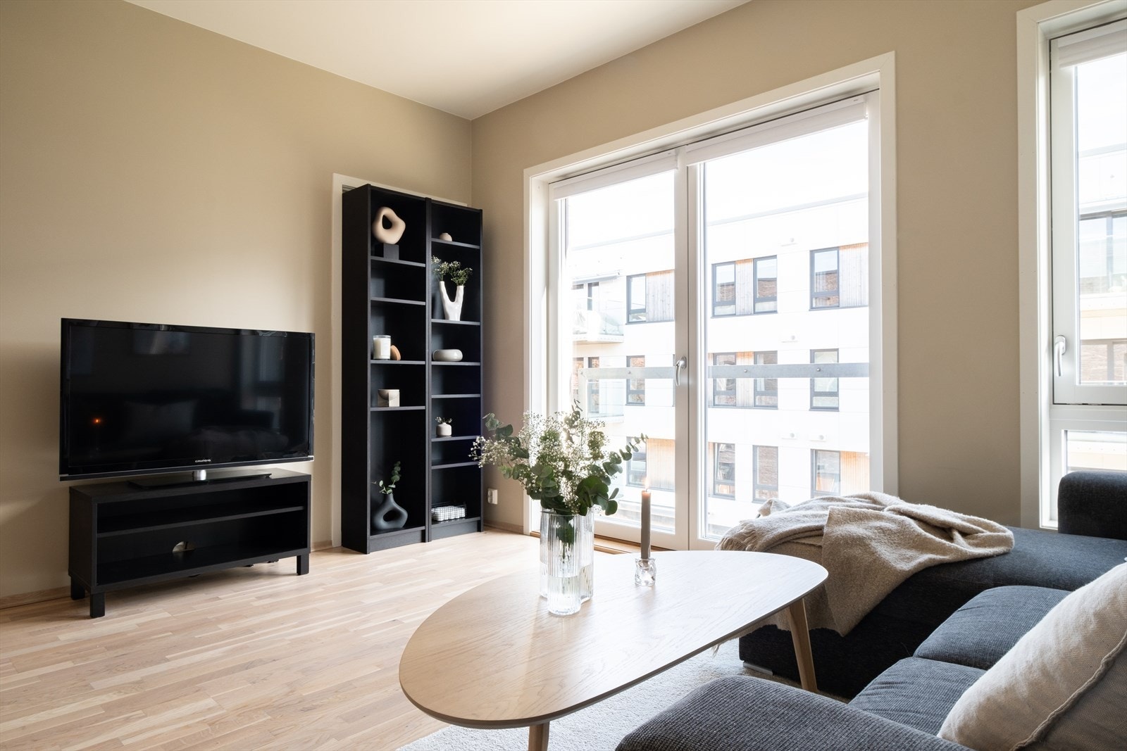 Det er lave felleskostnader på kun 2.066,- per måned, som inkluderer blant annet TV, internett og felles byggforsikring. Galleribilde