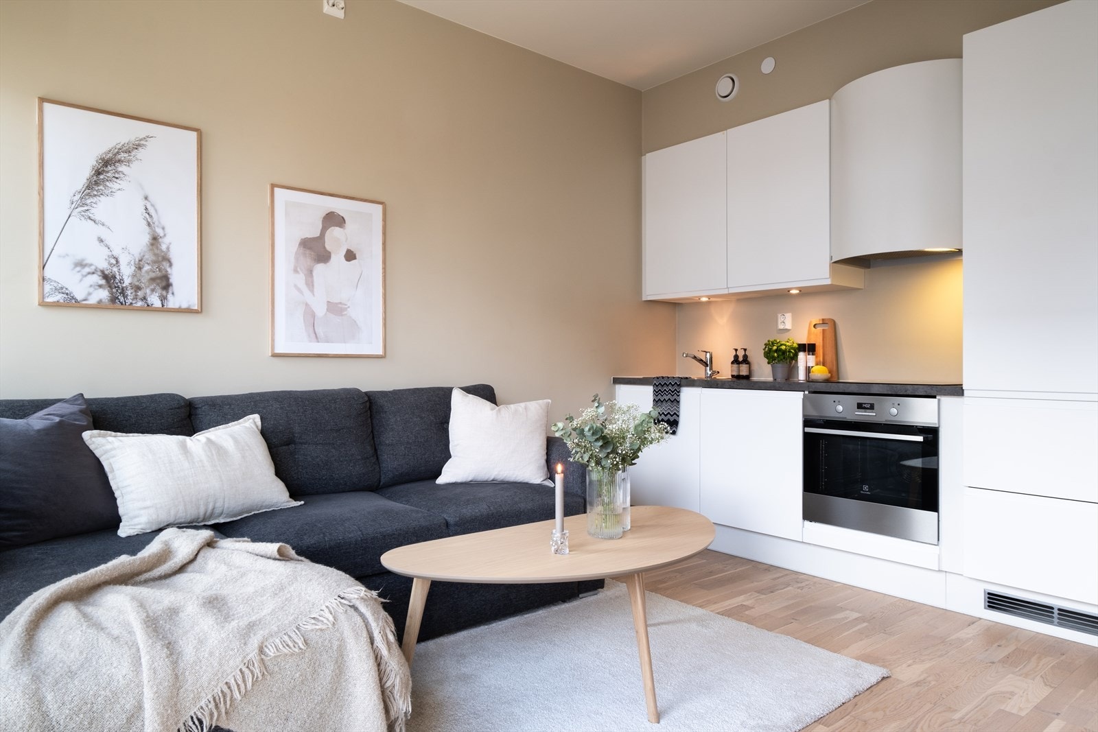 Leiligheten holder en gjennomgående moderne standard, hvor den er vurdert til tilstandsgrad 0 på samtlige punkter, foruten et punkt med tilstandsgrad 1. Galleribilde