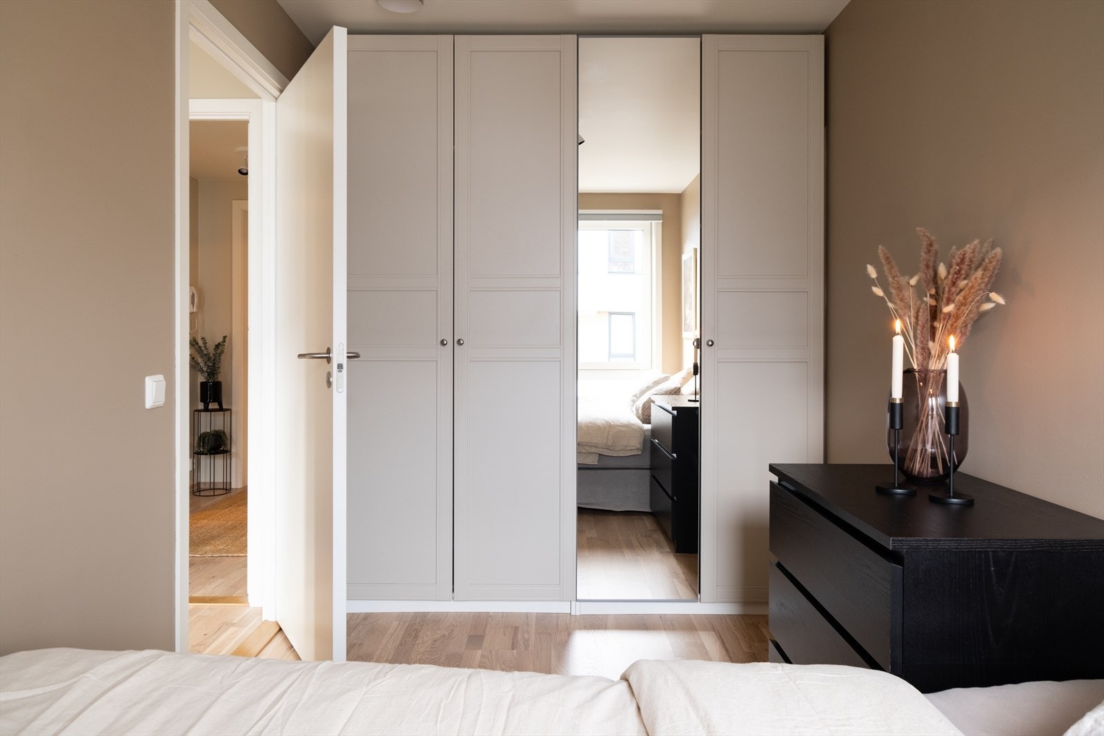 På soverommet medfølger det et romslig garderobeskap som gir rikelig med plass til oppbevaring. Galleribilde