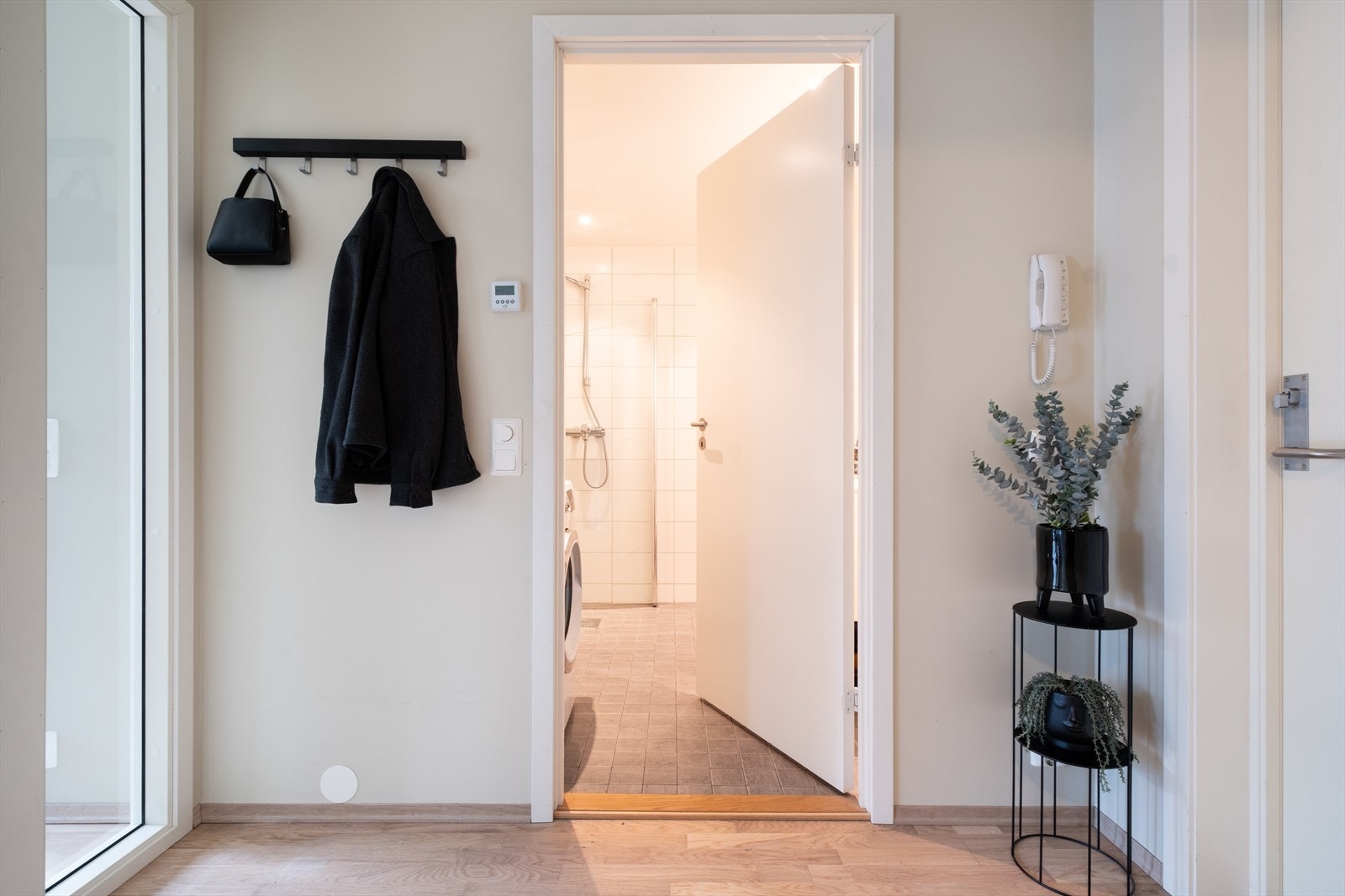 Leiligheten har en svært god beliggenhet, med nærhet til alt man kan tenke seg av servicefasiliteter. Rema 1000 ligger kun 2 minutters gange fra boligen, og kun et steinkast unna finner man nærmeste treningssenter. Galleribilde