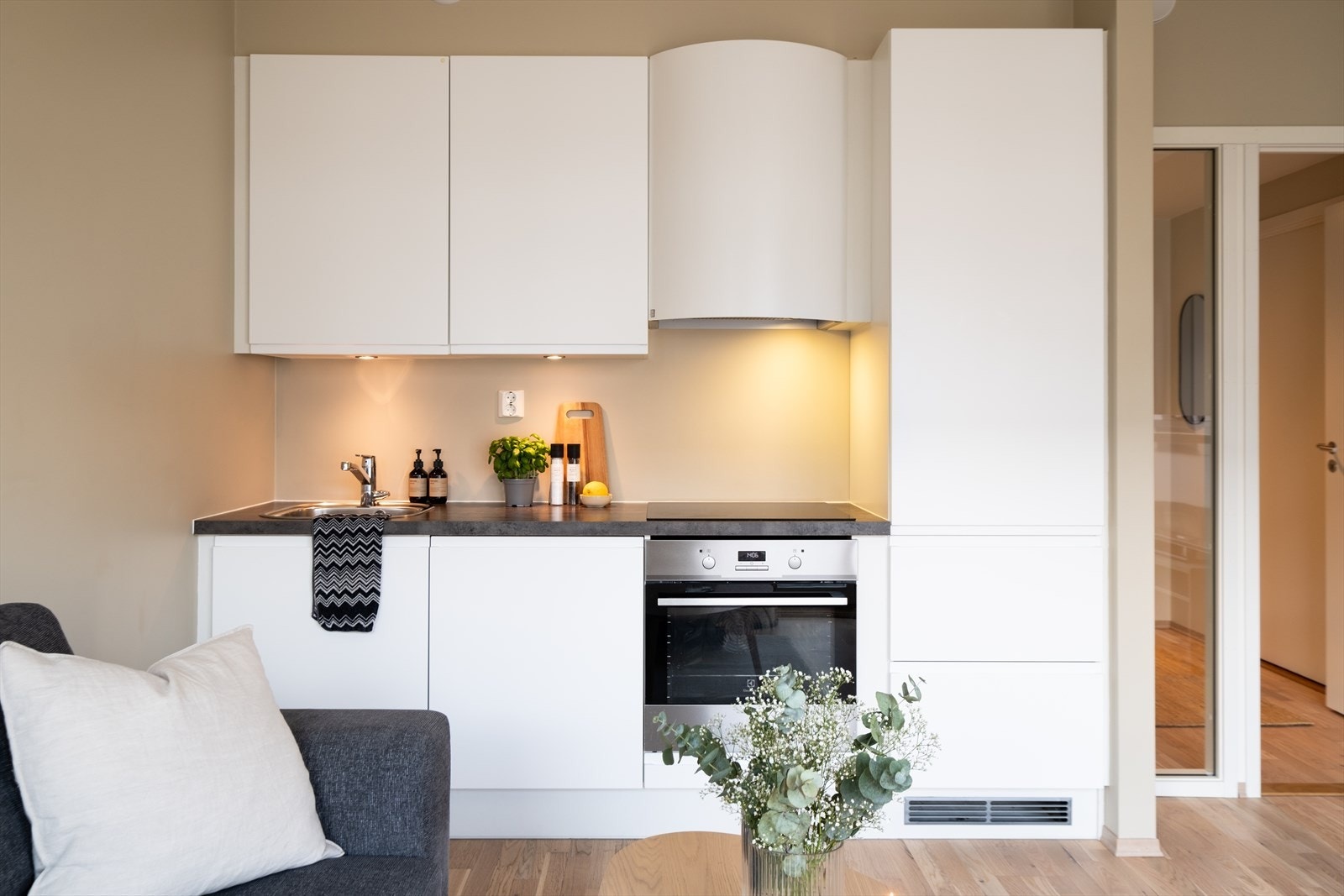 Kjøkkenet er fra byggeår 2019, og er av kvalitetsmerket JKE. Det er integrerte hvitevarer som medfølger handelen. Galleribilde