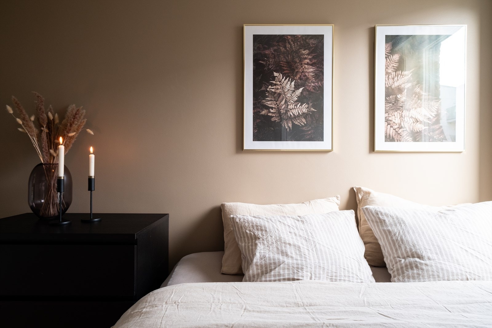 Soverommet er oppmalt i Impression, en lun og gyllenbrun tone fra Jotun. Galleribilde