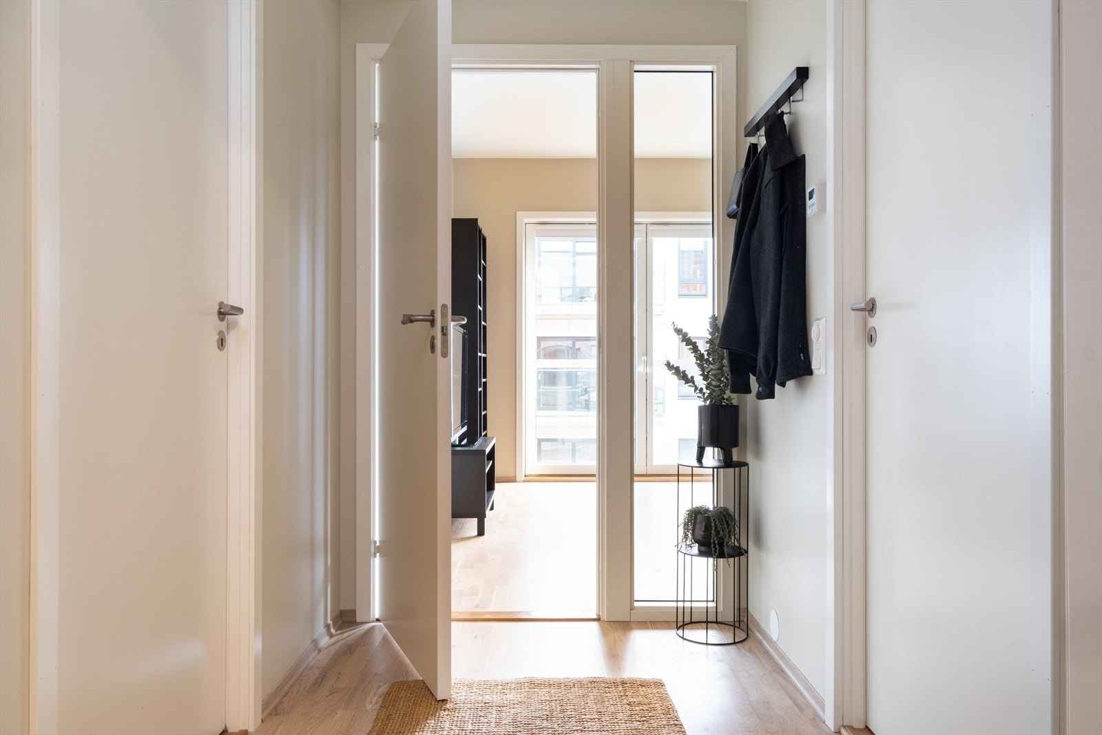 Når man kommer inn i leiligheten trer man inn i en praktisk entré på 3,5m² med god plass til oppbevaring av yttertøy. Galleribilde