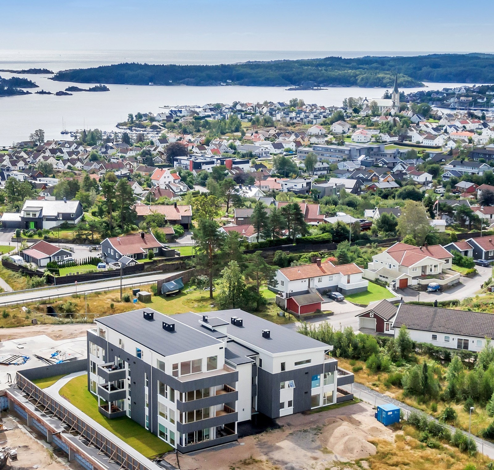 Leiligheten ligger sentralt til like utenfor sentrum av Lillesand. Fra leiligheten er det gangavstand til sentrum, badestrand, kjøpesenter, treningsenter, alt av butikker mm. Galleribilde