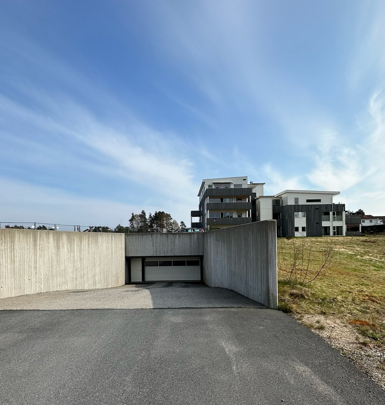 Innkjørsel til parkeringskjeller. Galleribilde