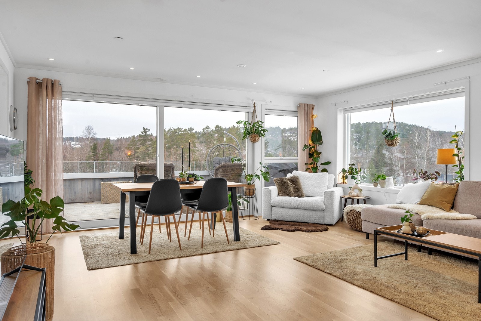 Stuen har god plass til både sofa, tv-benk og spisebord Galleribilde