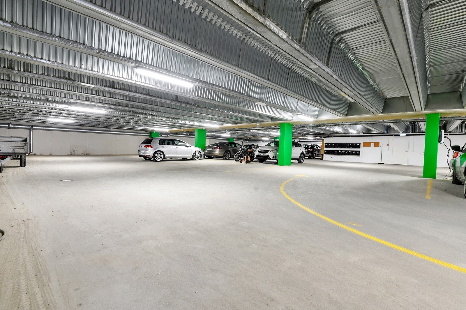 Tlhørende leiligheten er det p-plass i parkeringskjeller med elbillader Galleribilde