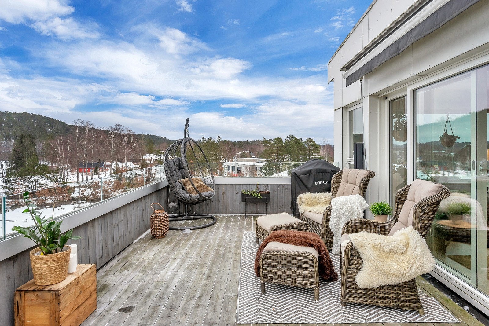 Terrassen har god plass til sofagruppe og spisebord Galleribilde
