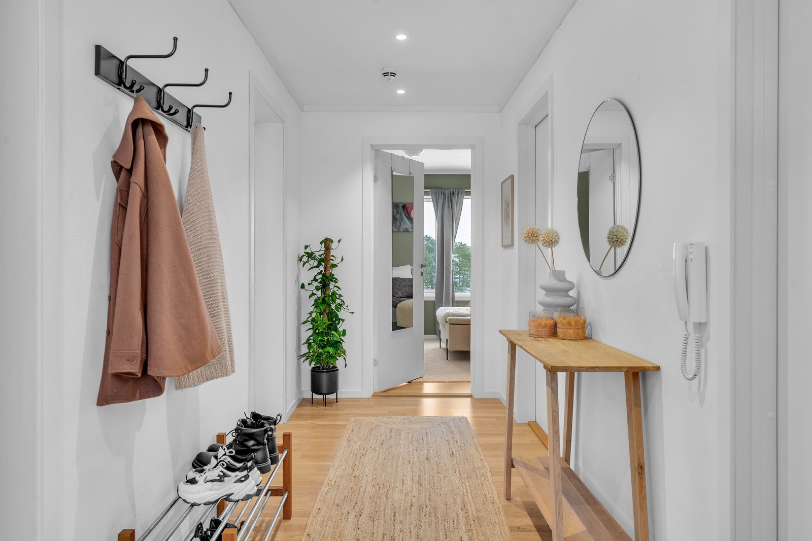 Lys gang med parkettgulv og downlights i tak Galleribilde
