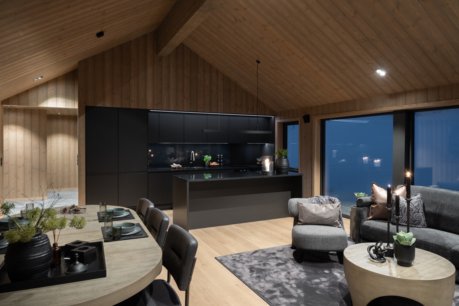 Hytten har en lekker åpen kjøkken-spisestue-stue løsning Galleribilde