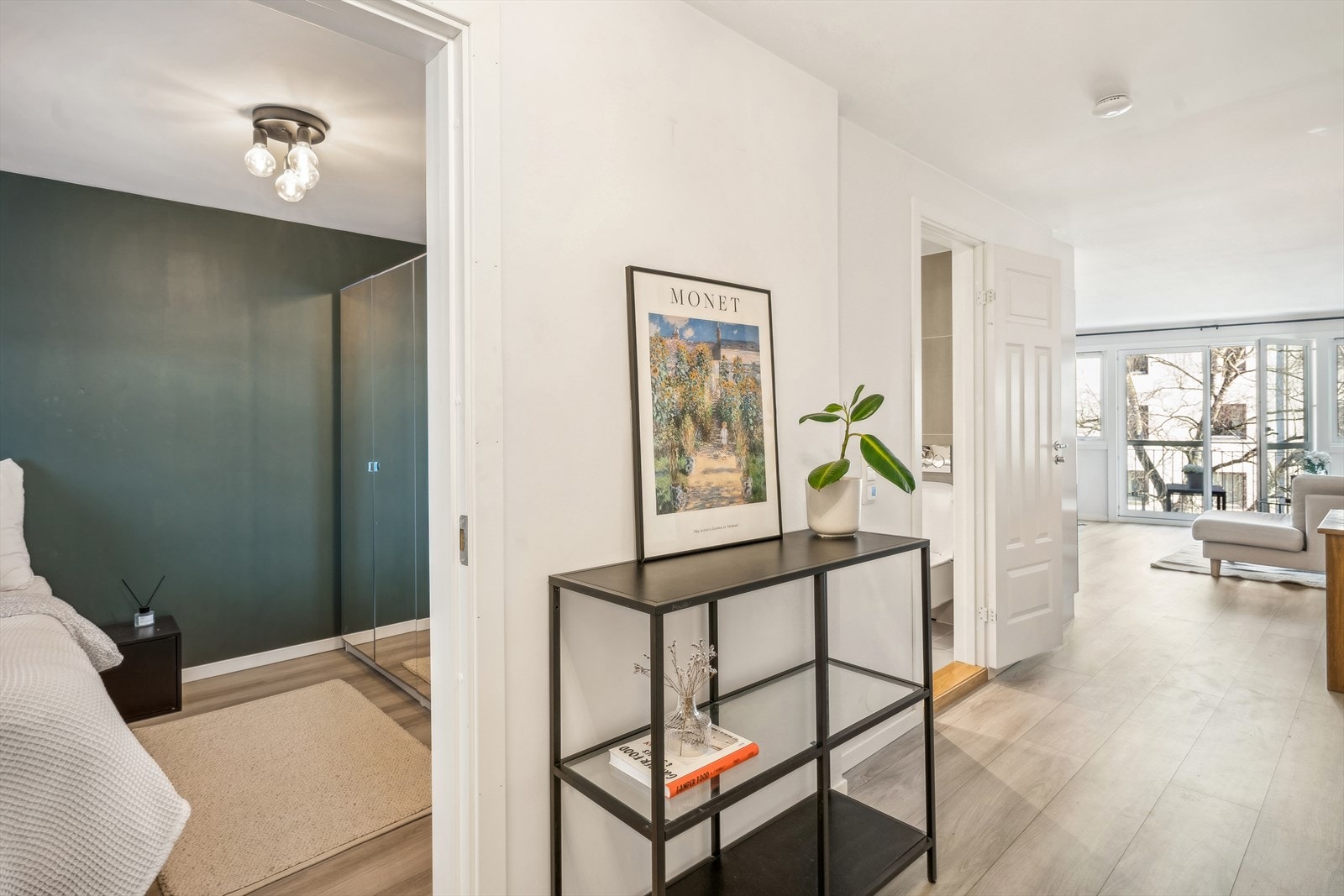 Fra entreen kommer du inn til leilighetens øvrige rom Galleribilde