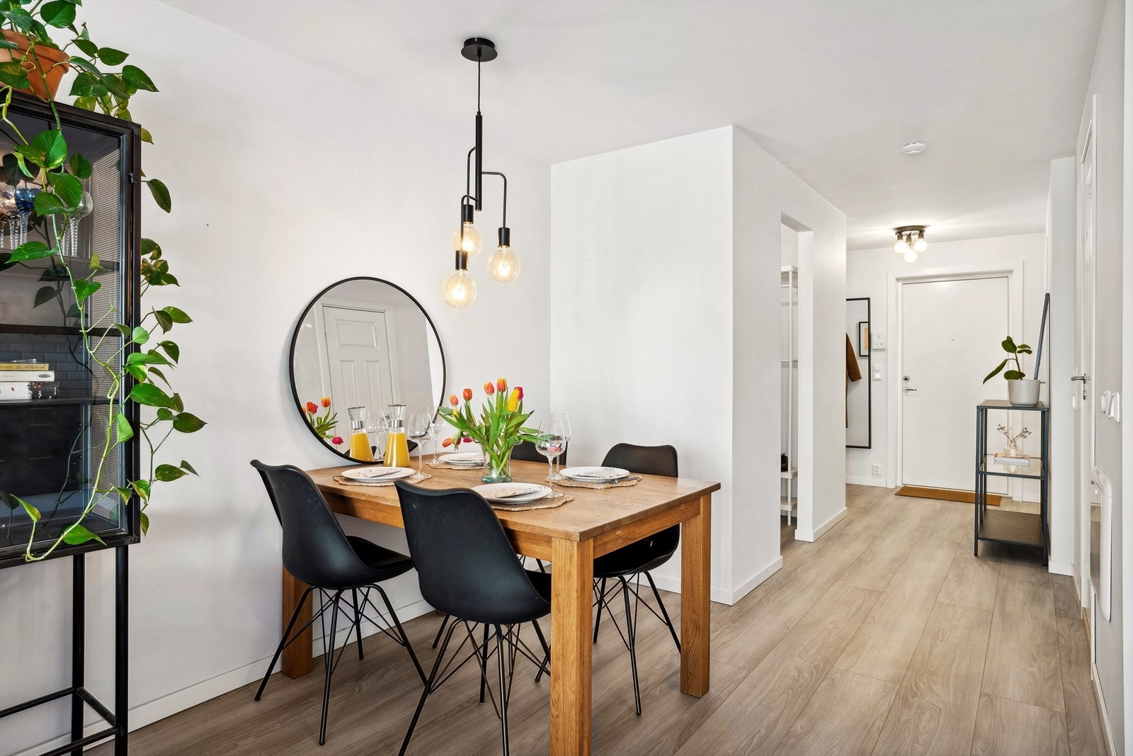 I tilknytning kjøkkenet er det god plass til spisebord som rommer flere gjester Galleribilde