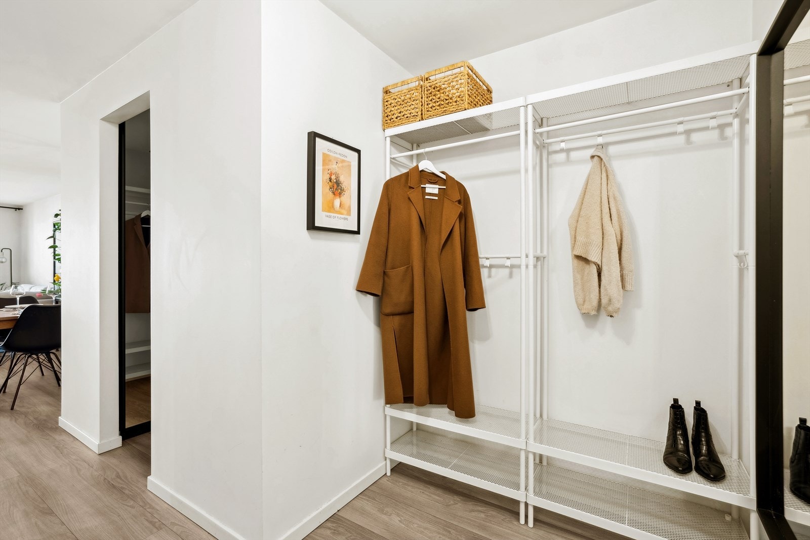 I entreen er det stor plass til å henge fra seg jakker og sette fra seg sko Galleribilde