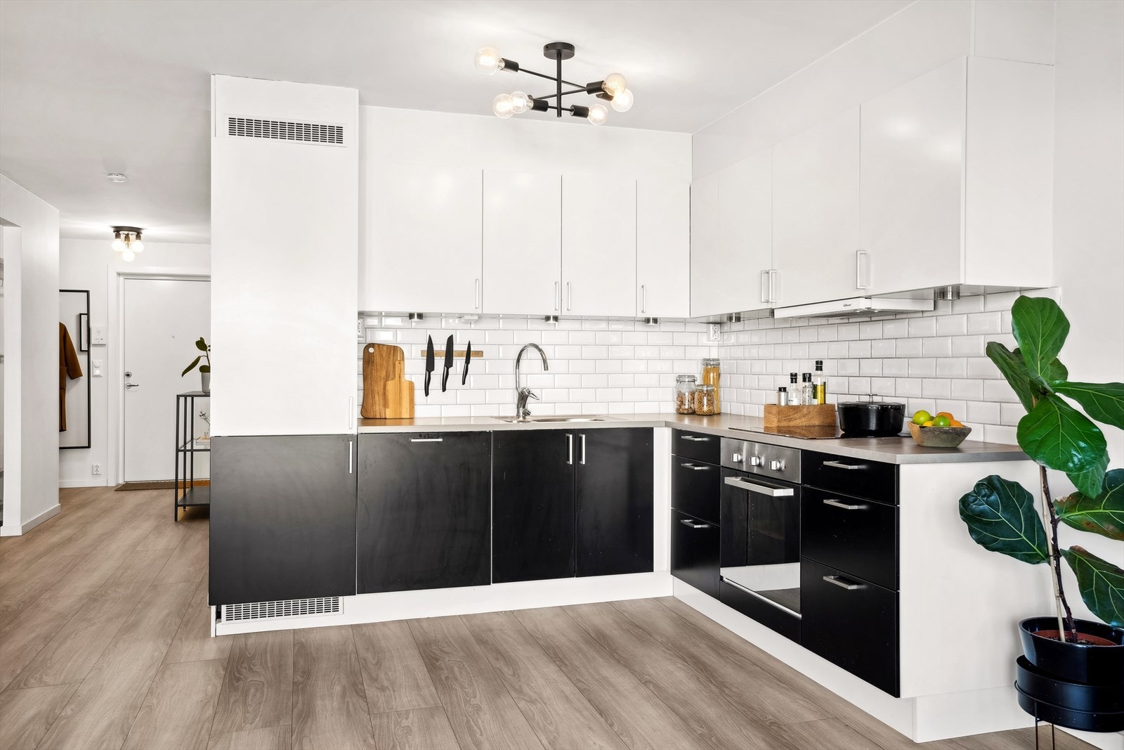 Kjøkkenet er utstyrt med integrerte hvitevarer som medfølger boligen Galleribilde