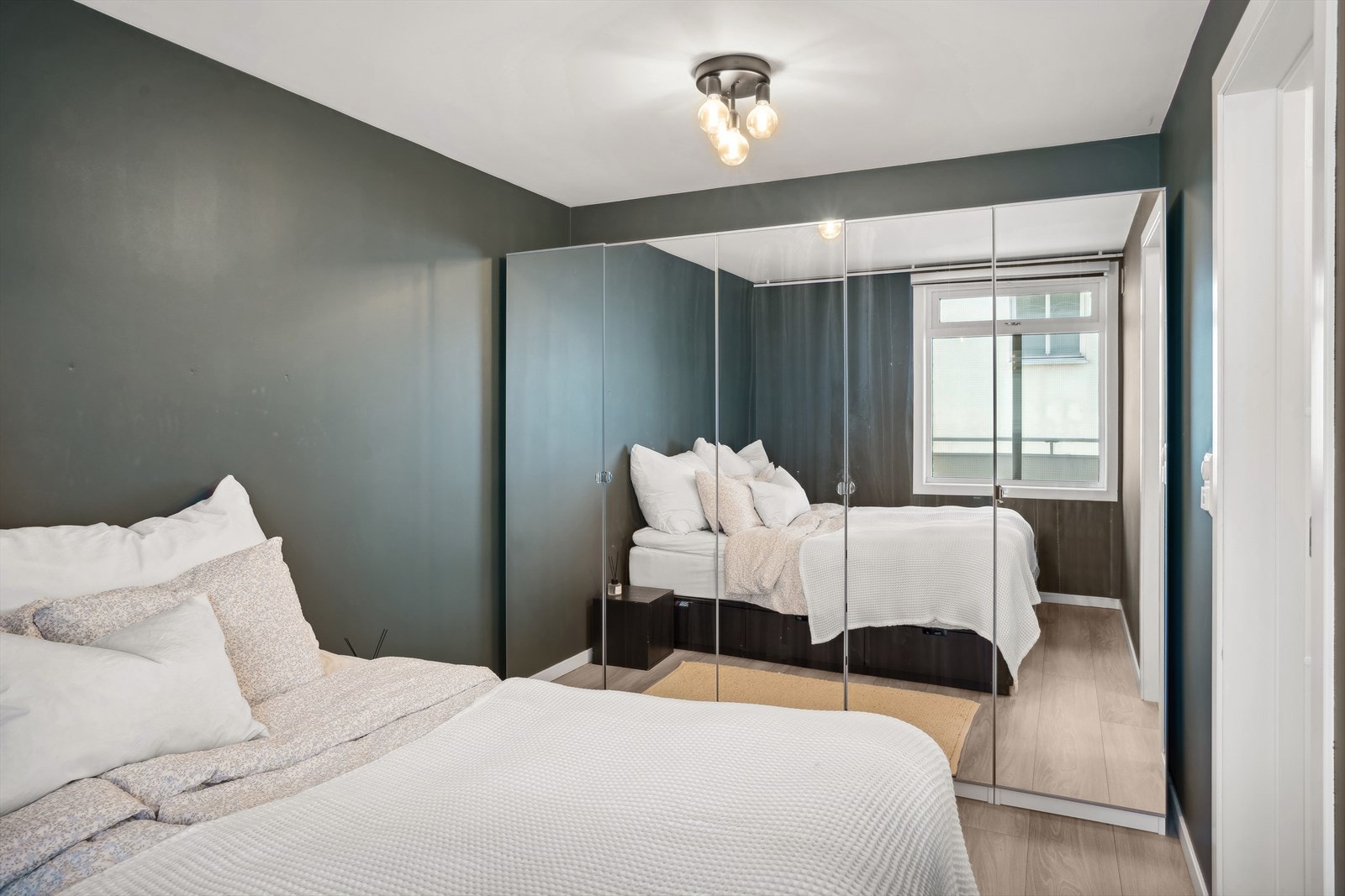 Soverommet er utstyrt med stort garderobeskap som medfølger boligen ved salg Galleribilde