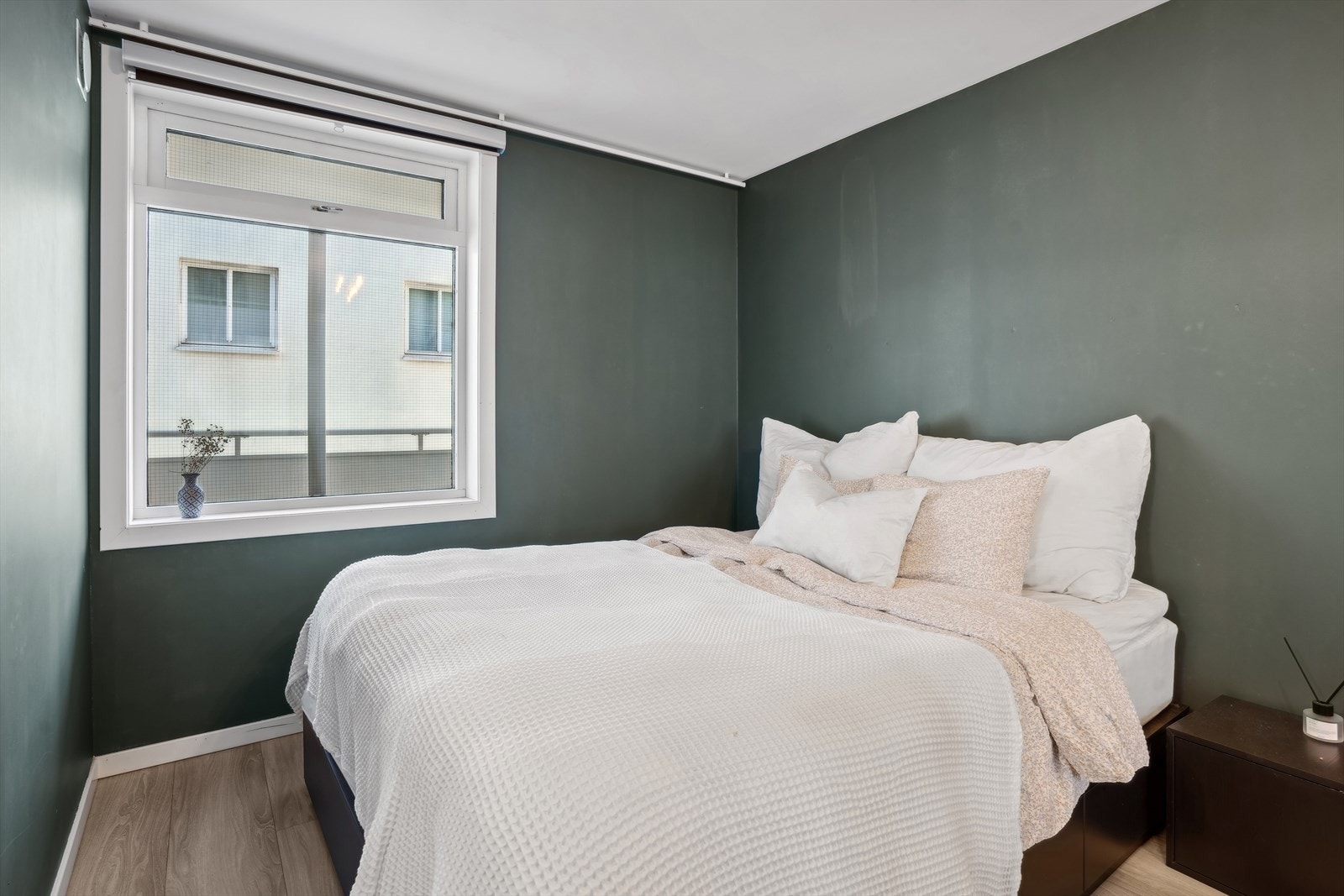 Soverommet er av god størrelse og har plass til stor seng og nattbord på begge sider Galleribilde