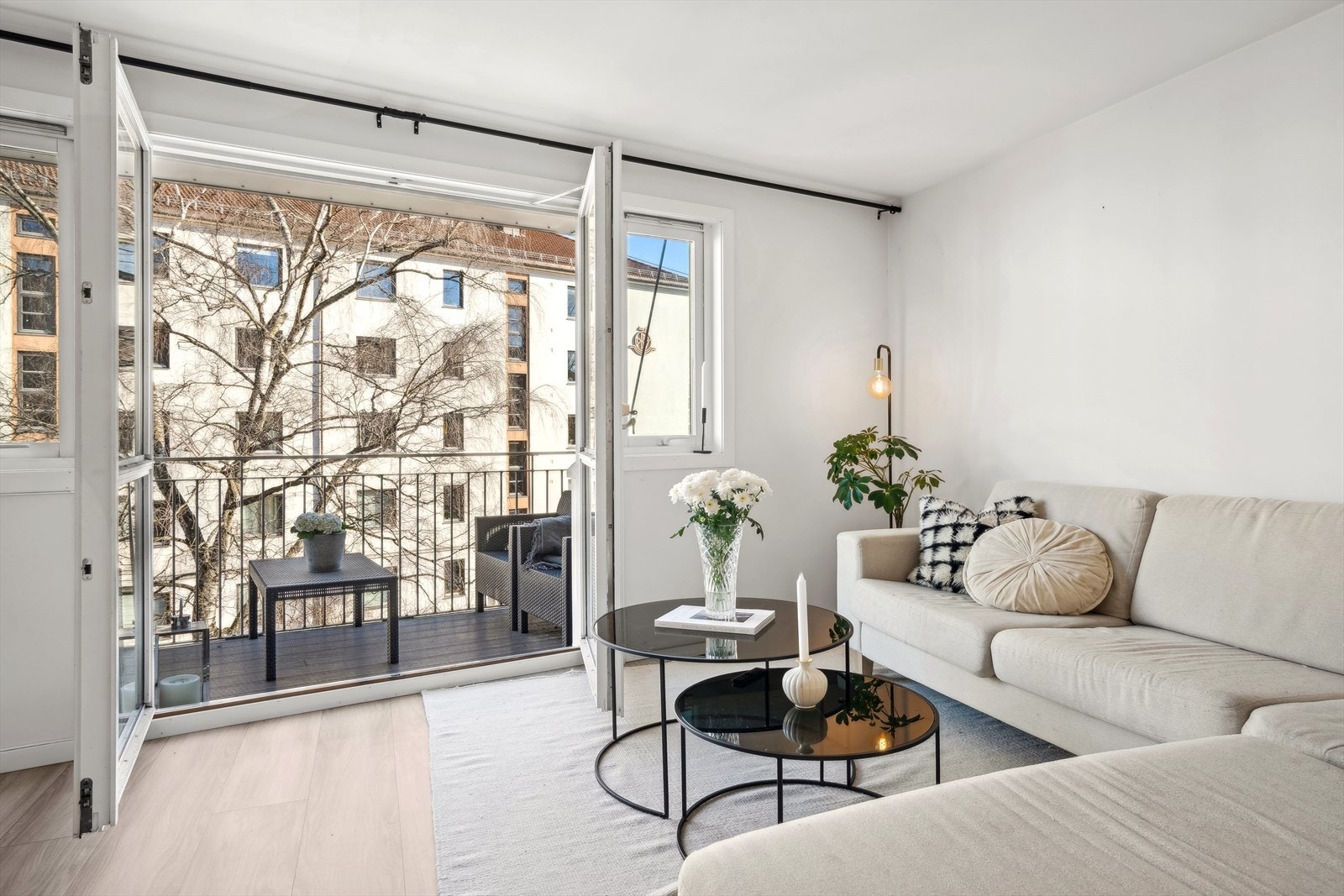 I stuen er det god plass til en stor sofagruppe med tilhørende møblement Galleribilde