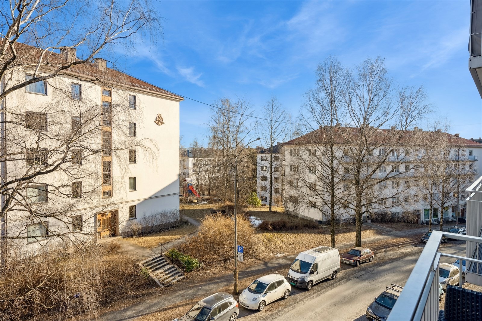 Fra balkongen har du flott utsyn. Gaten er enveiskjørt Galleribilde