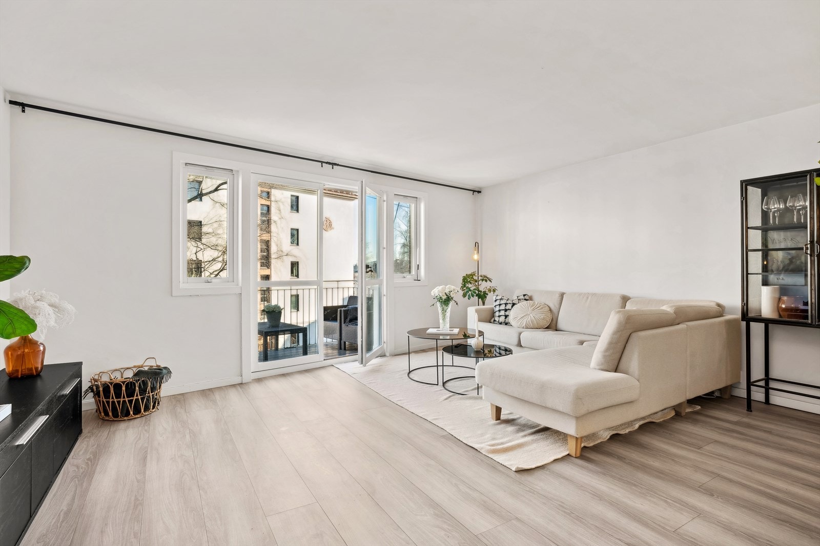 Stuen er lys og luftig takket være stuens store vindusflater Galleribilde