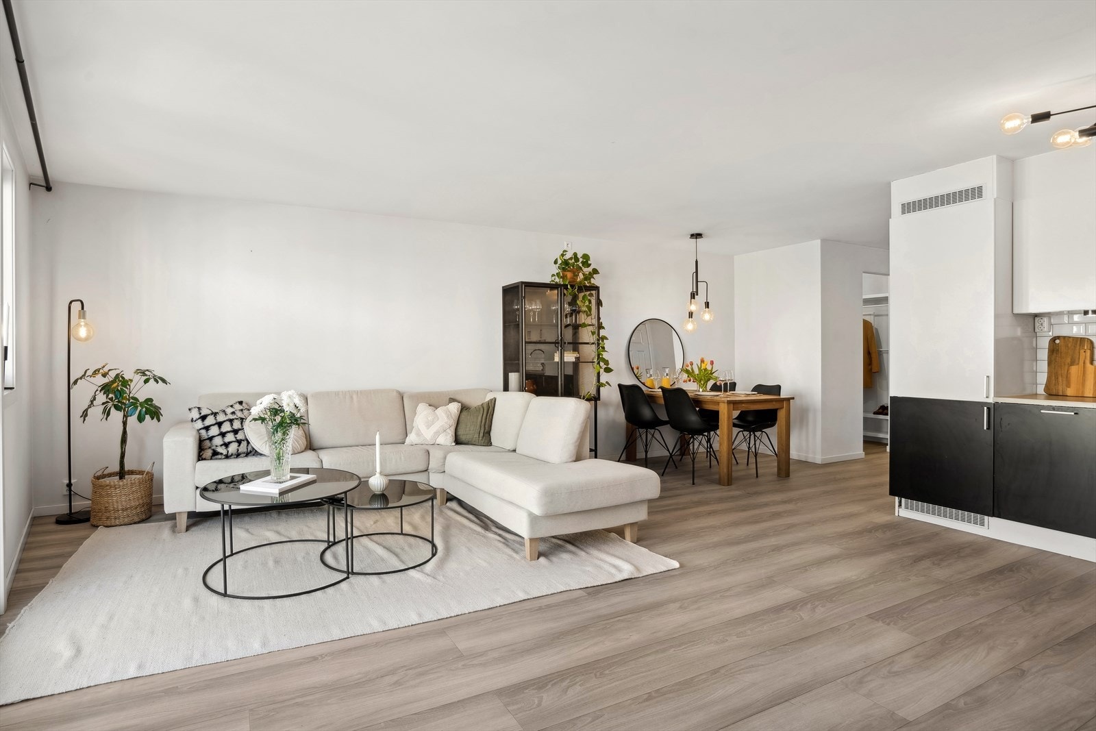 Stuen er svært romslig og har godt med plass til både sofagruppe og spisebord Galleribilde