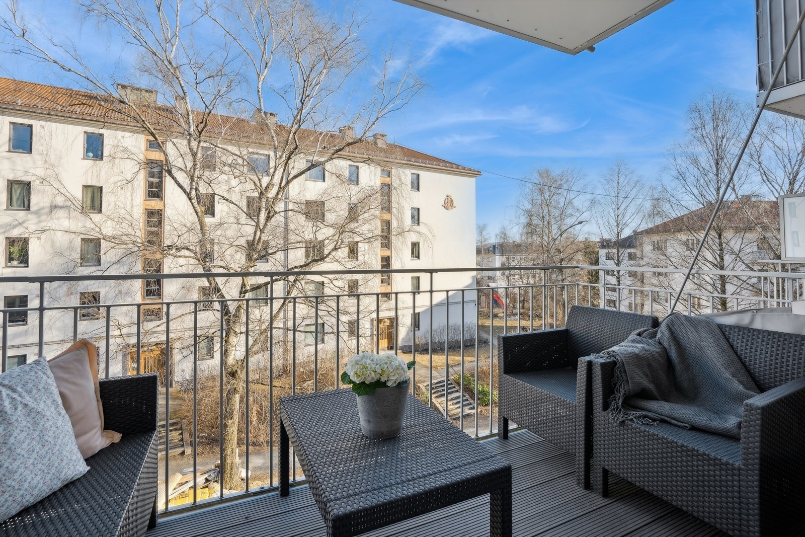 Leiligheten har en luftig balkong med flott utsyn Galleribilde