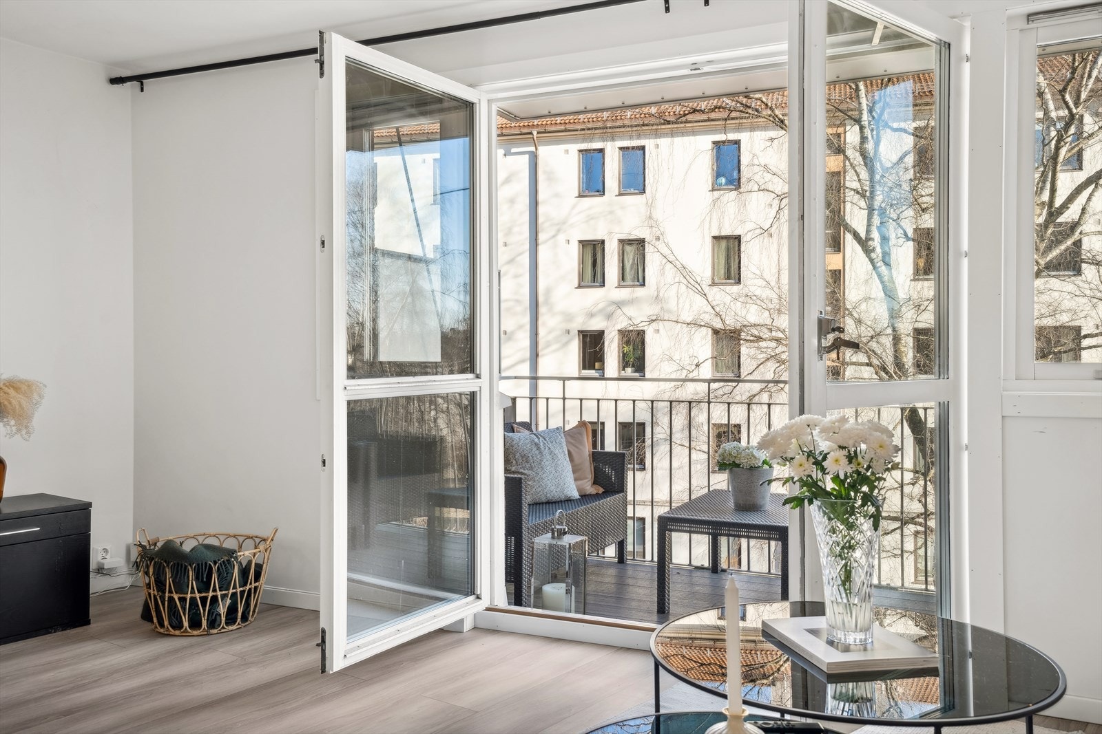 Balkongdørene kan åpnes helt opp slik at balkongen fungerer som en forlengelse av stuen i sommerhalvåret Galleribilde