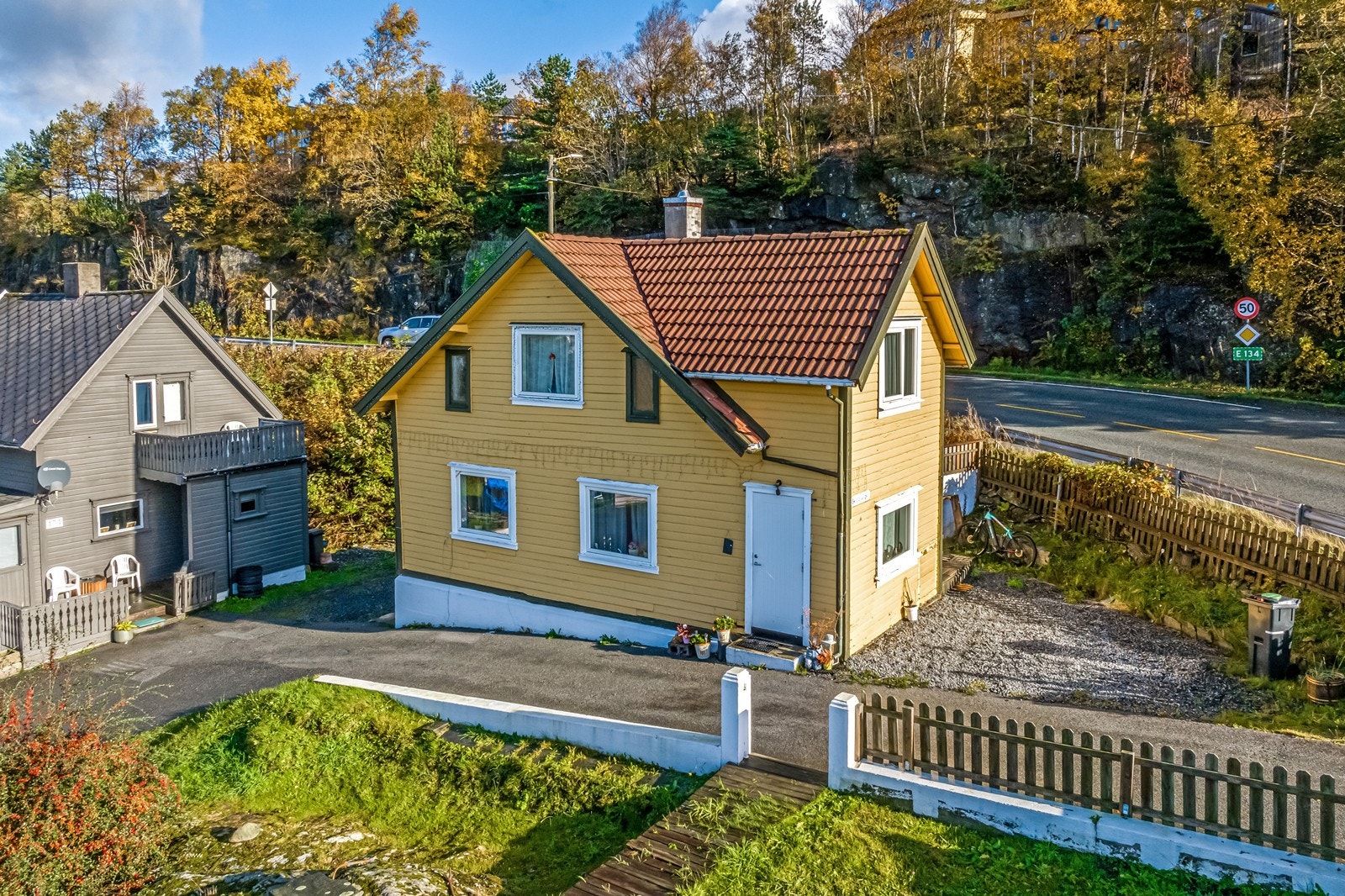 Enebolig nær vei Galleribilde