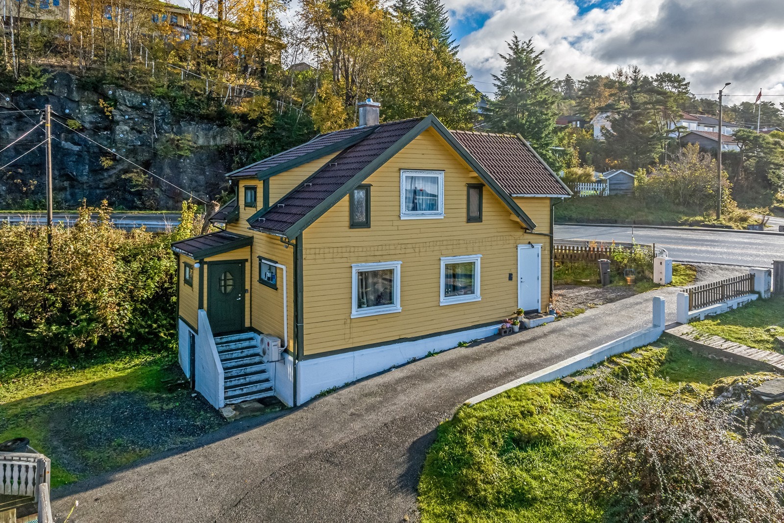 Enebolig med parkering på høyre siden i bildet Galleribilde