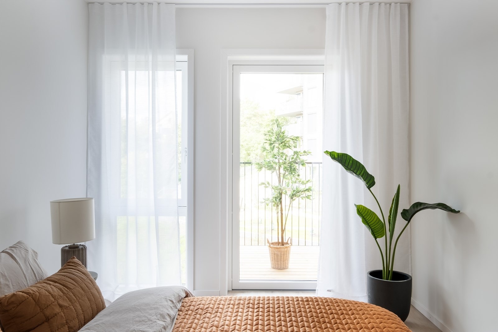 Det er rikelig med lysinnslipp som gir en luftig romfølelse. Galleribilde