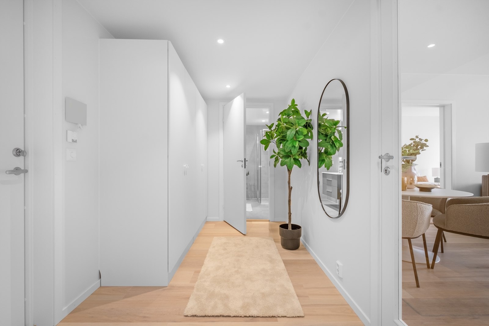 Leiligheten har en innbydende entré med god plass til å henge fra seg yttertøy og sette fra seg sko. Dørcalling gjør det enkelt å slippe inn besøkende fra gateplan. Galleribilde