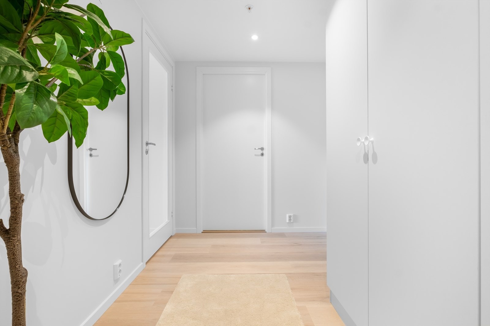 Her er det god plass til å henge fra seg yttertøy og sko. Galleribilde