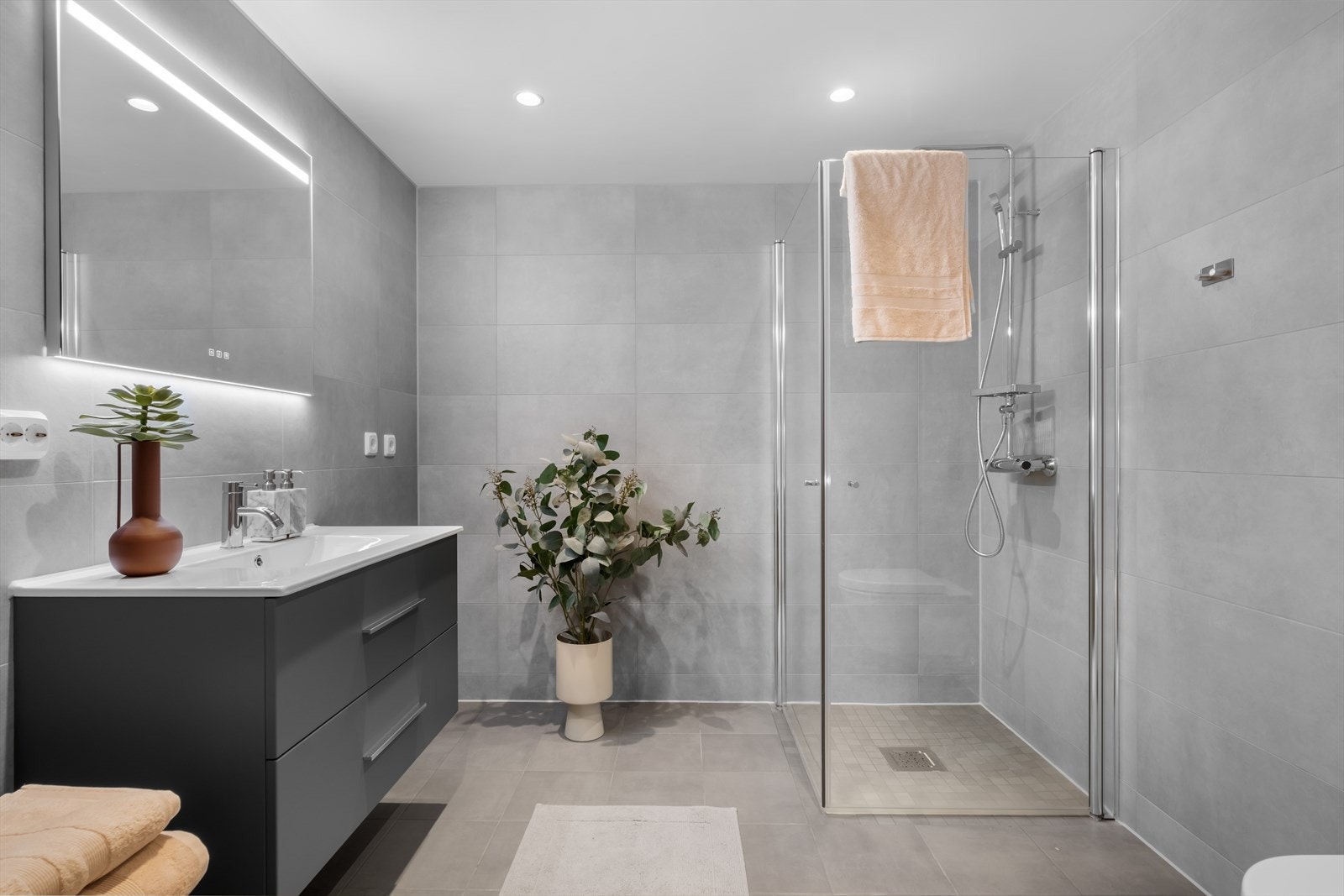 Delikat flislagt baderom med varmekabler i gulv. Galleribilde