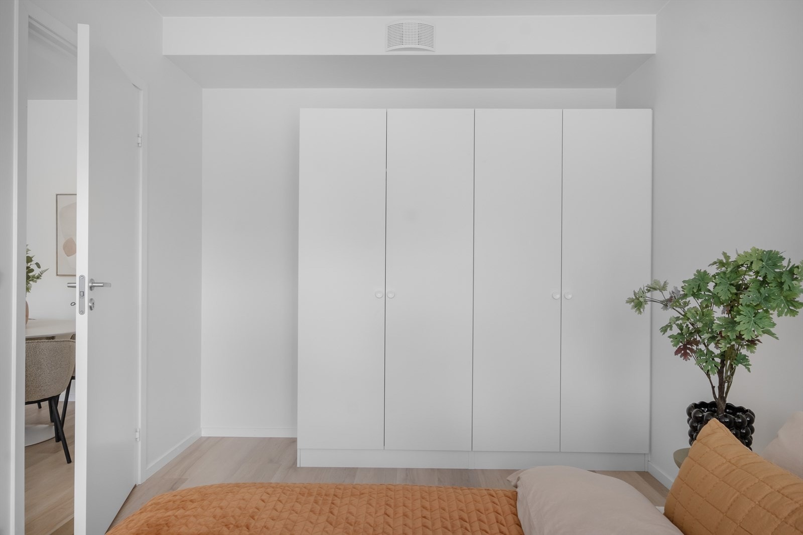 Garderobe medfølger. Galleribilde